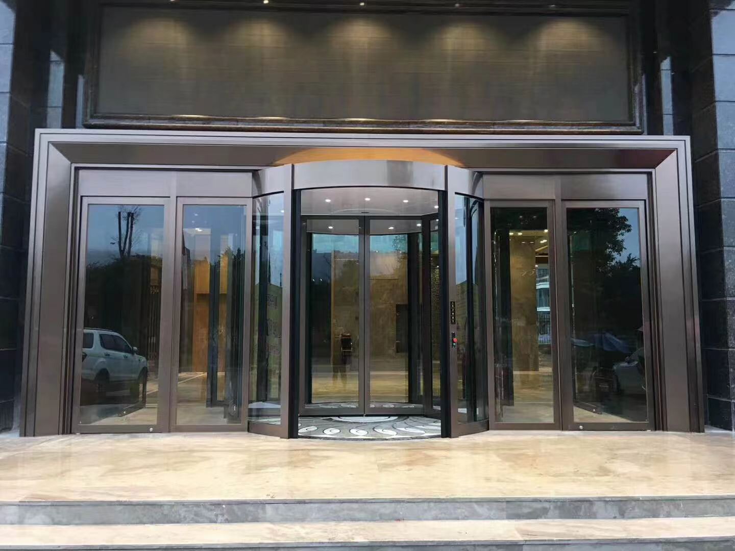 兩翼旋轉(zhuǎn)門